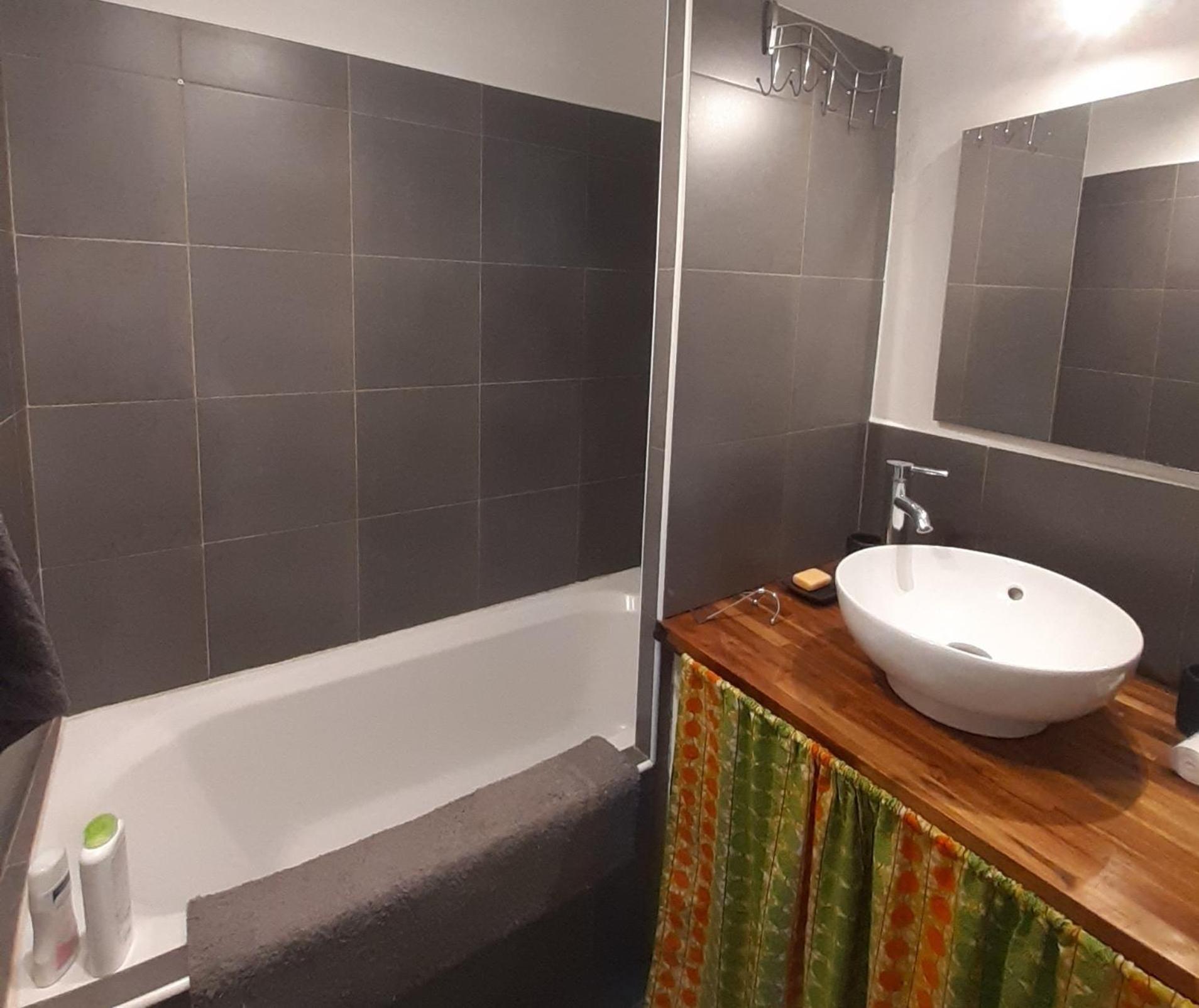 Appartement Nos jours heureux à Barjac  Extérieur photo