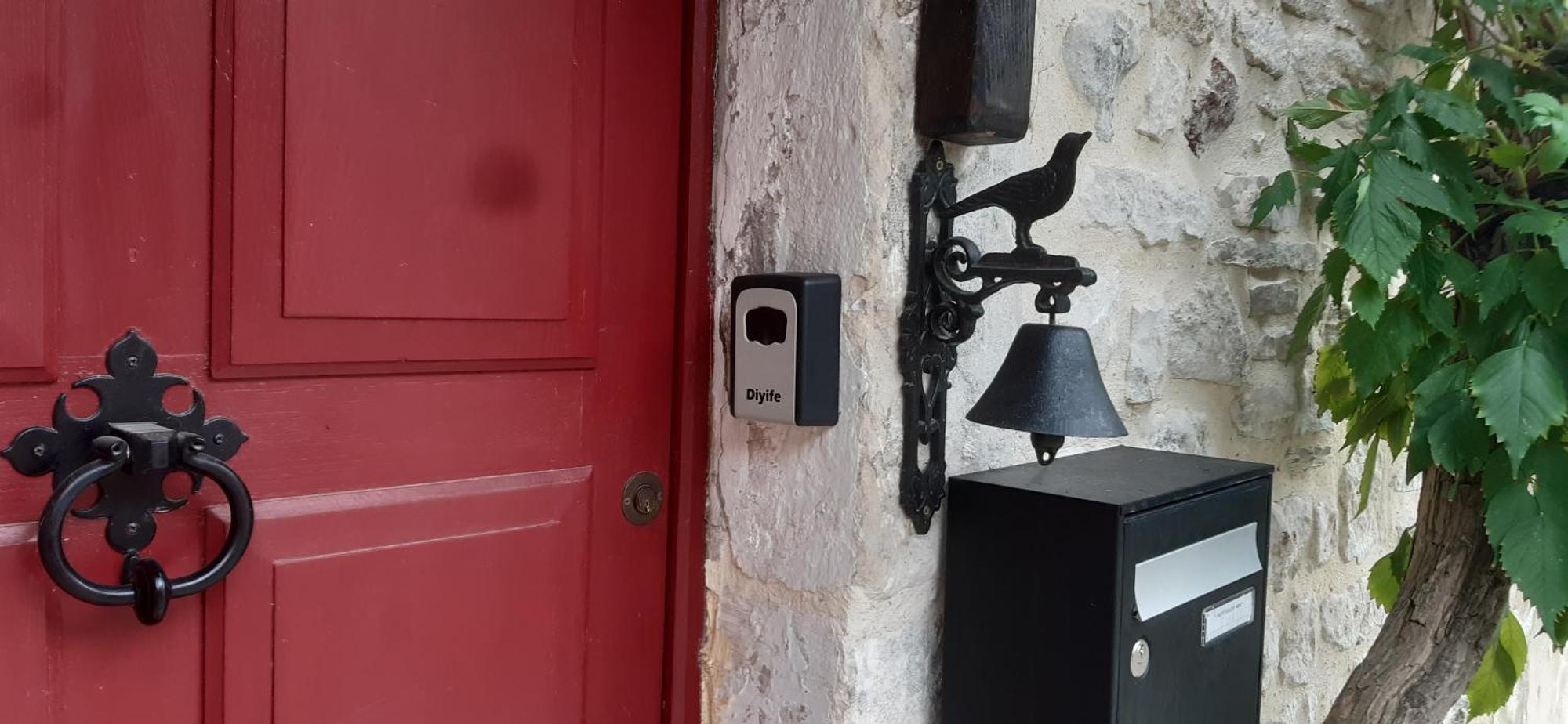 Appartement Nos jours heureux à Barjac  Extérieur photo